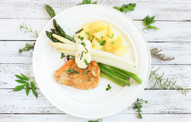 Teller Spargel Weiß Grün Schnitzel Kartoffeln Top View