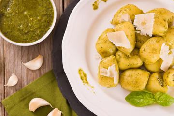 Potato gnocchi stuffed with pesto sauce.