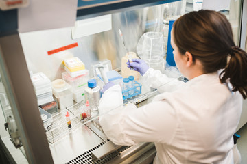 Frau in der Medizinischen Forschung - Coronavirus - Erkrankung  COVID-19