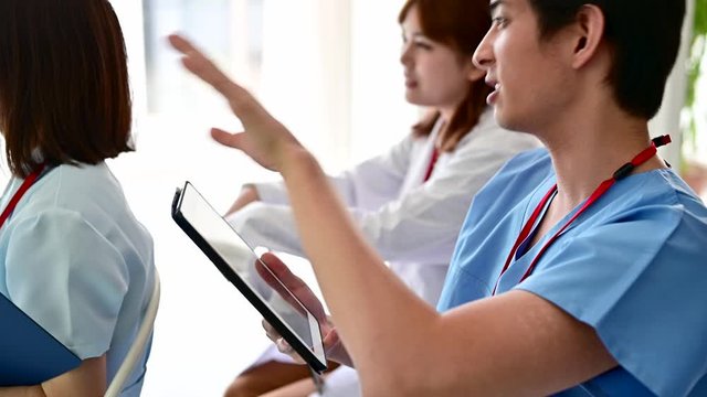 カンファレンスで発言する外科医