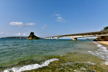 古宇利島，日本の沖縄のエメラルドグリーンの海と海岸