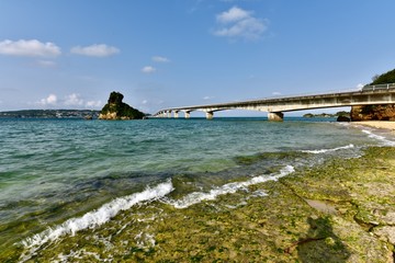 古宇利島，日本の沖縄のエメラルドグリーンの海と海岸
