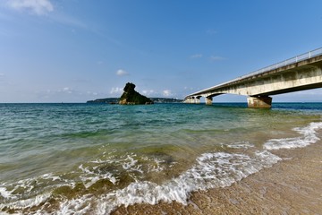 古宇利島，日本の沖縄のエメラルドグリーンの海と海岸
