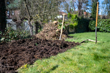 Gartenarbeit im Frühjahr, düngen mit Kompost - zu hause bleiben