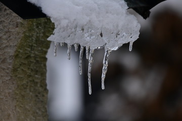 Eiszapfen am Grabstein