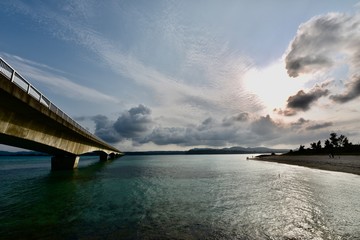 古宇利島，日本の沖縄のエメラルドグリーンの海と海岸