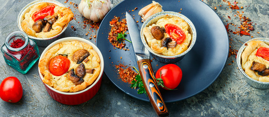 Tart with tomato and mushrooms