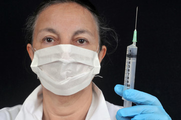 Infirmière avec une seringue en main
