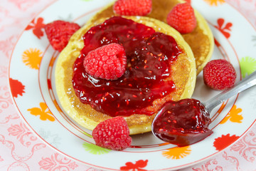 pancake à la confiture de framboises dans une assiette