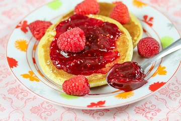 pancake à la confiture de framboises dans une assiette
