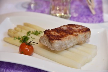 Kalbsrückensteak mit rosa gebratenem Stangenspargel - White asparagus with veal steak