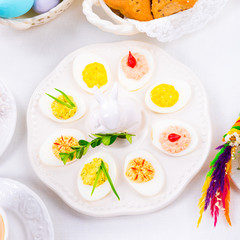 The perfect table with colorful table decorations for Easter