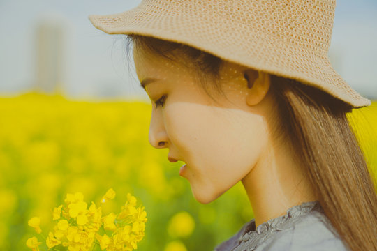 The picture of the girl in the rape flower sea
