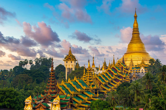 Shwedagon Pagoda attraction in Yagon City with blue sky background, Shwedagon Pagoda ancient architecture is beautiful pagoda in Southeast Asia, Yangon, Myanmar, Asian, Asia.