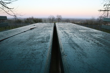 Tisch Nahaufnahme mit Blick auf Weinberge in der Ferne