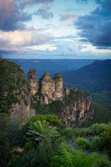Fototapeta na wymiar the three sisters blue mountains australia