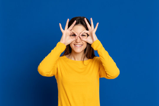 Brunette girl wearing a yellow T-shirt