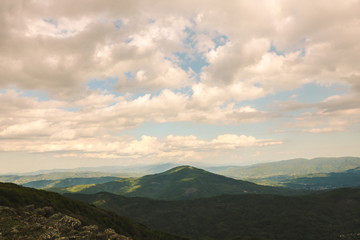 Obraz na płótnie Canvas horizon over hills and valley in summer