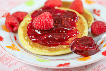 pancake à la confiture de framboises dans une assiette