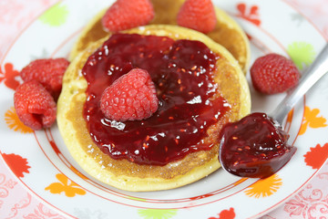 pancake à la confiture de framboises dans une assiette