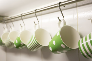 Alignement de mugs verts dans la cuisine
