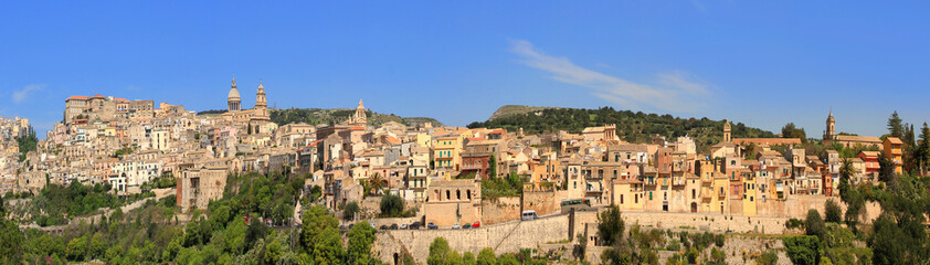 Fototapeta na wymiar Ragusa italienische Stadt auf Hügel, Insel Sizilien, Italien, Europa, Panorama