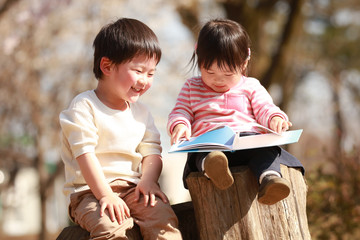 本を読む子供たち