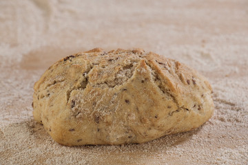 Selbst gebackenes frisches knuspriges Brötchen