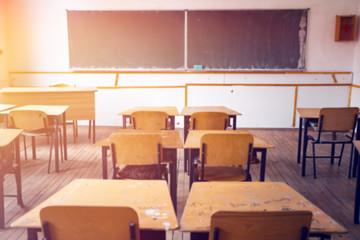 Blurred background of school classroom.