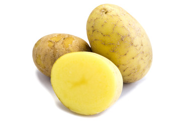 Rohe Kartoffeln isoliert auf weißem Hintergrund