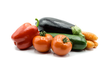 Paprika Aubergine Karotte Zucchini Tomate isoliert auf weißem Hintergrund