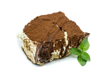 Tiramisu isoliert auf weißen Hintergrund