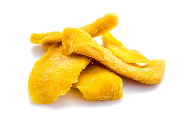 getrocknete Mango isoliert auf weißem Hintergrund