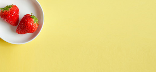 Strawberries on a small plate. Vitamin c, nutrition, health, etc.　小皿のイチゴ　ビタミンc、栄養、健康など