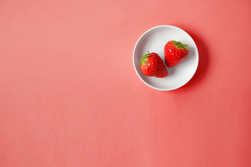 Strawberries on a small plate. Vitamin c, nutrition, health, etc.　小皿のイチゴ　ビタミンc、栄養、健康など