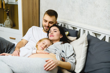Obraz premium Portret pięknej rodziny spodziewa się dziecka