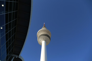 Obraz premium Hamburg, Fernsehturm und blauer Himmel im Frühling