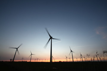 Windturbinen an der Nordseeküste bei Sonnenuntergang