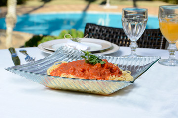 Macarrão spaghetti na mesa com molho de tomate