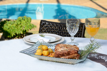 Carne assada na mesa com batata