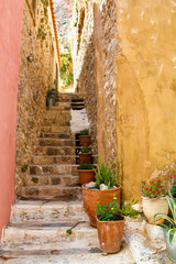 Schmale Treppe zwischen zwei alten Häusern