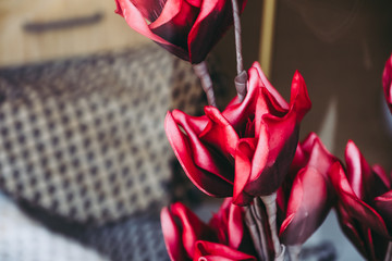 Grosses fleurs rouge artificielles en décoration d'intérieur de maison