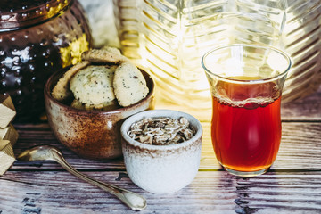 Tasse de thé, muesli et petits biscuits à la cannelle