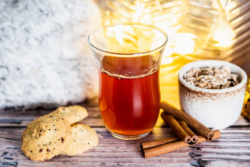 Tasse de thé, muesli et petits biscuits à la cannelle