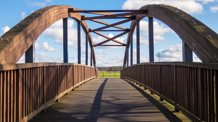 Fototapeta na wymiar Bogenbrücke aus Holz