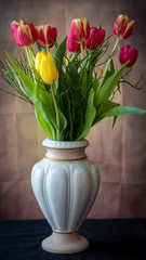 gelbe Tulpen in einer  Deko Vase