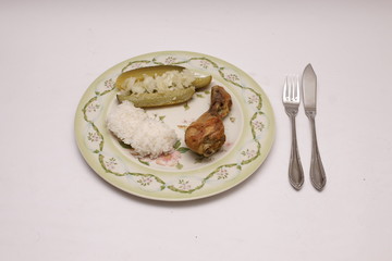 Kurczak z ryżem i ogórkiem z cebulką - obrazy, fototapety, plakaty