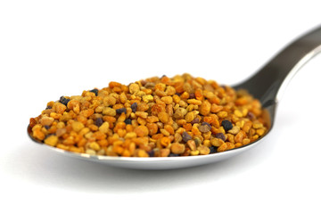 Propolis Blütenpollen Bienenpollen auf einem Löffel