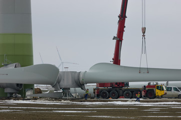 CONSTRUCTION SITE - Wind turbine assembly with the help of a crane