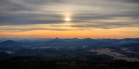 Sonnenuntergang auf dem Hochwald mit Bergen, Zittauerer Gebirge